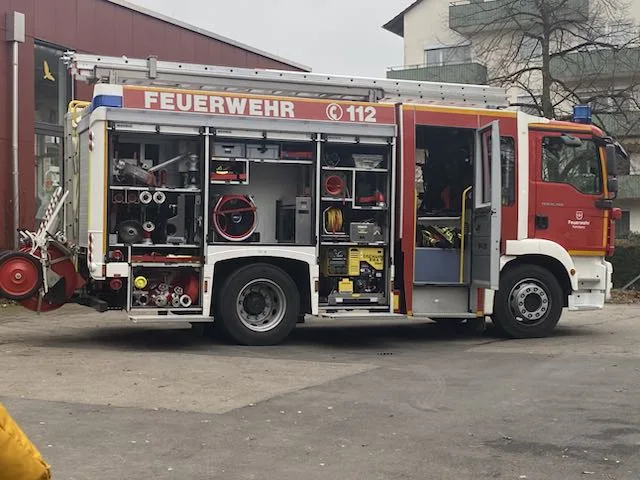 Aufnahme des Feuerwehr Leiterwagens mit aufgeklappter Seite.