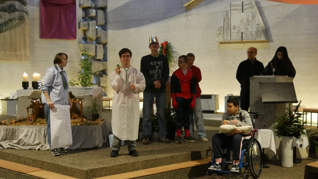 Das Theaterstück der BSS im Weihnachtsgottesdienst auf der Bühne.