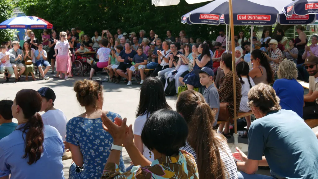 Wir feiern gemeinsam unser Schulfest auf dem Pausenhof.
