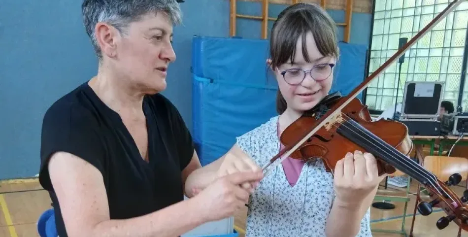 Schülerin spielt Geige