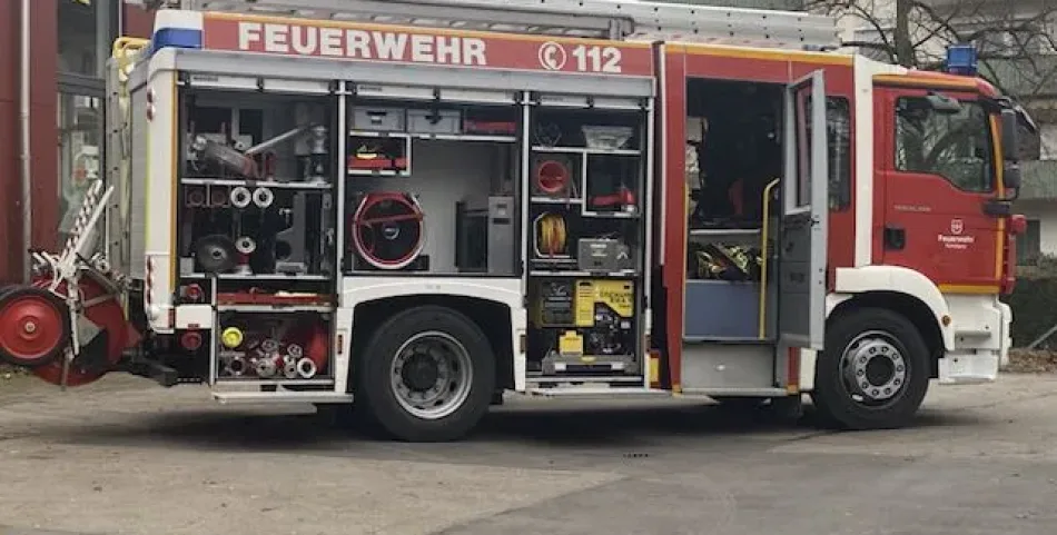 Aufnahme des Feuerwehr Leiterwagens mit aufgeklappter Seite.
