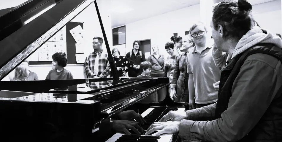 Davide Martello spielt für die Schülerinnen und Schüler am Flügel.