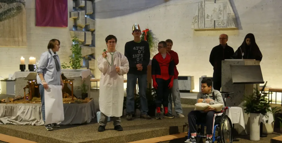 Das Theaterstück der BSS im Weihnachtsgottesdienst auf der Bühne.
