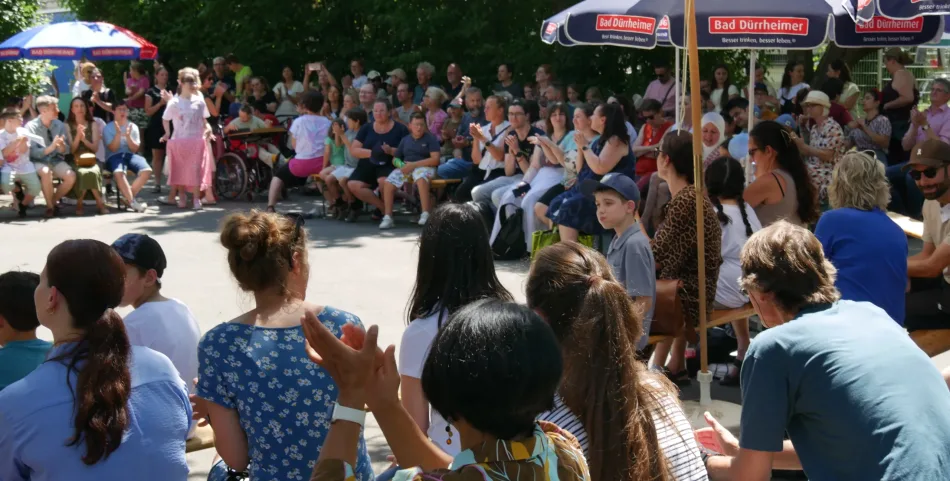 Wir feiern gemeinsam unser Schulfest auf dem Pausenhof.